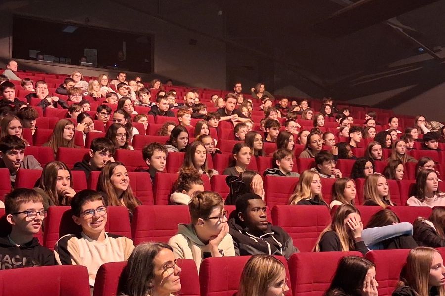 Au théâtre de Doué en Anjou, les classes de 3A et 3E ont découvert Jeux de massacre d’Eugène Ionesco grâce à la compagnie Les Deux Apaches